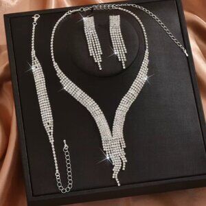 Set of fashionable and elegant crystal beaded necklaces and earrings for women,